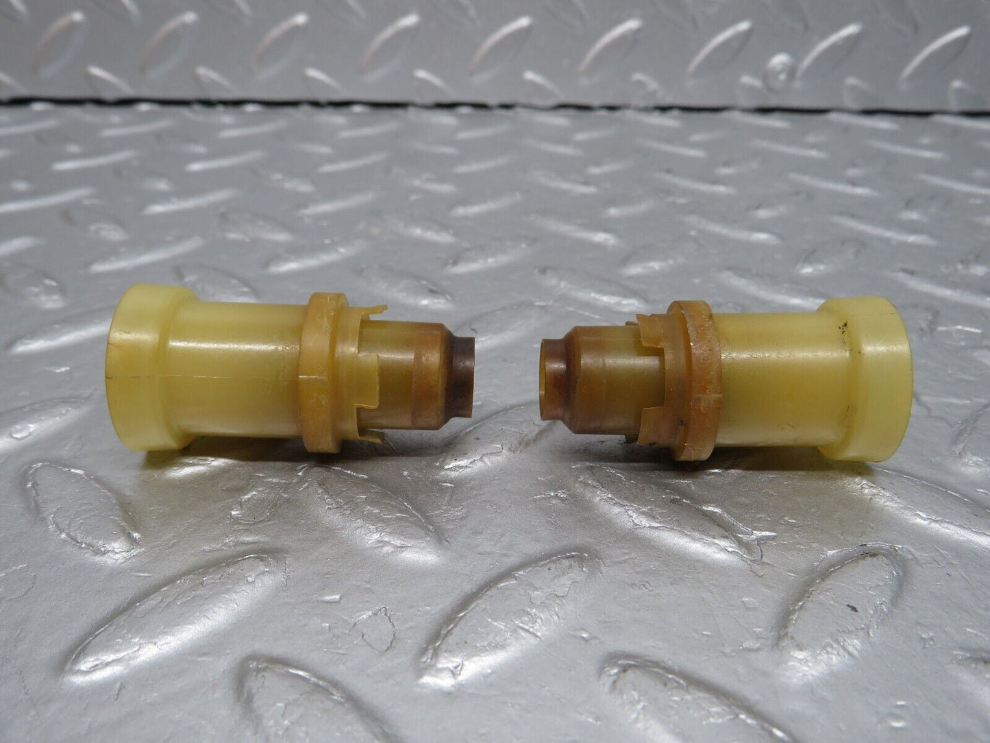 40174 Mercedes-Benz R107 350SL Coupe Fuel Injector Holder 2x