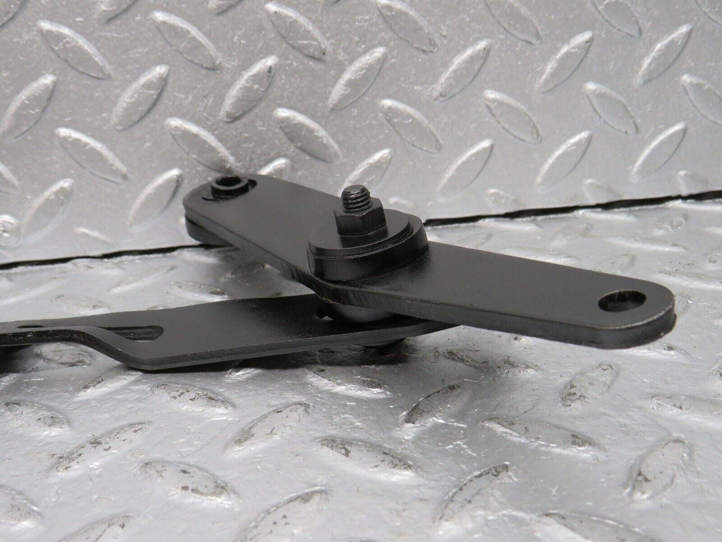 40541 Mercedes-Benz W123 300D Exhaust Bracket