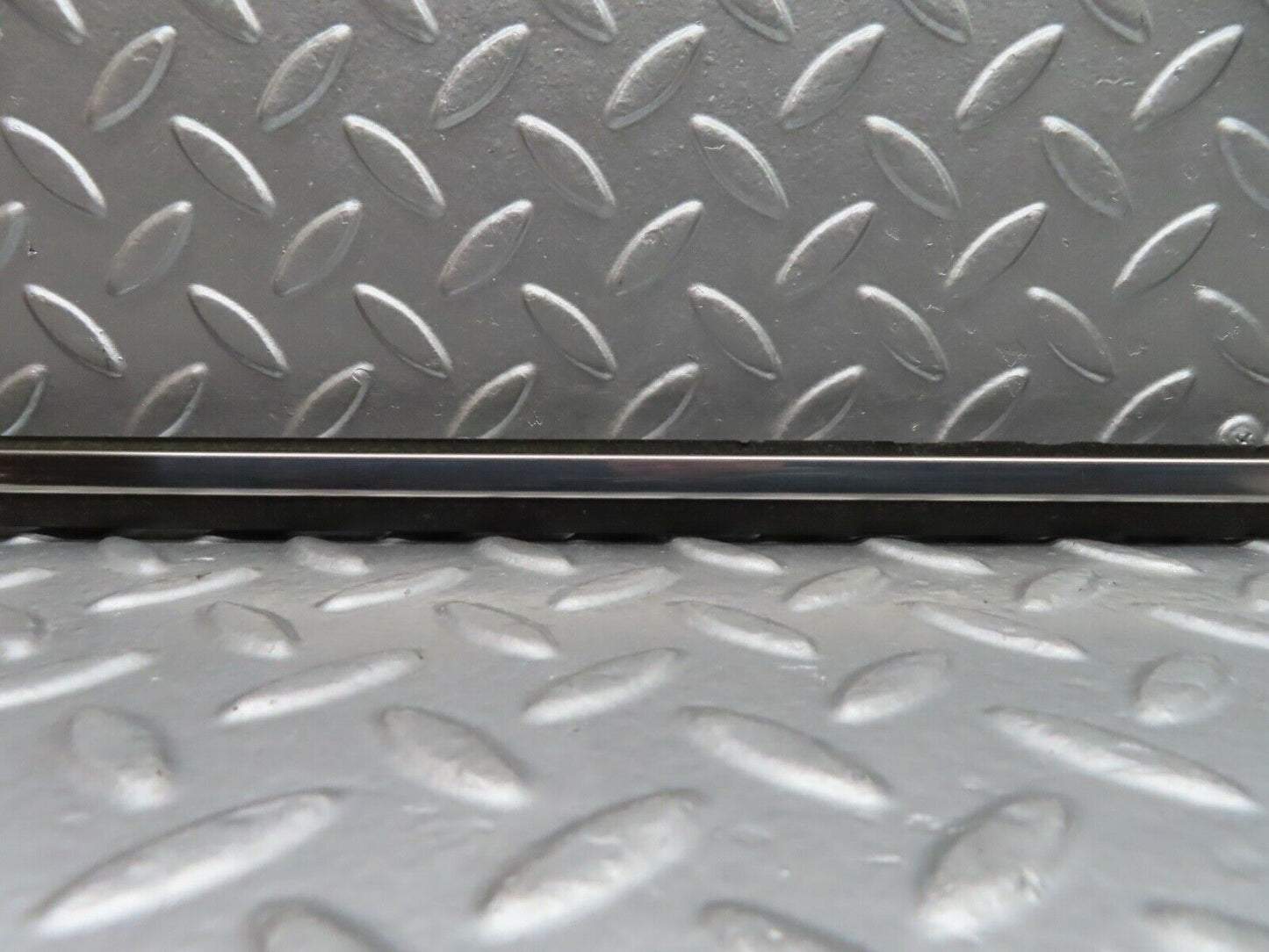 21102 Mercedes-Benz W123 230E Front Left Fender Wing Centre Moulding Trim