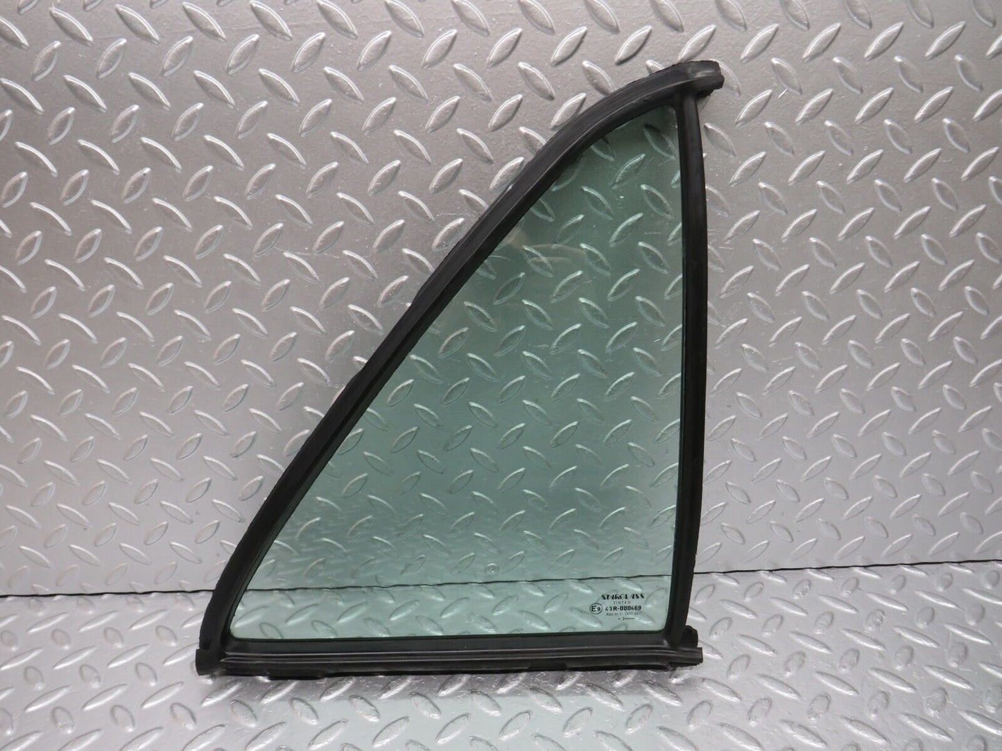 33142 Mercedes-Benz W123 Rear Right Quarter Window Glass 1237350224
