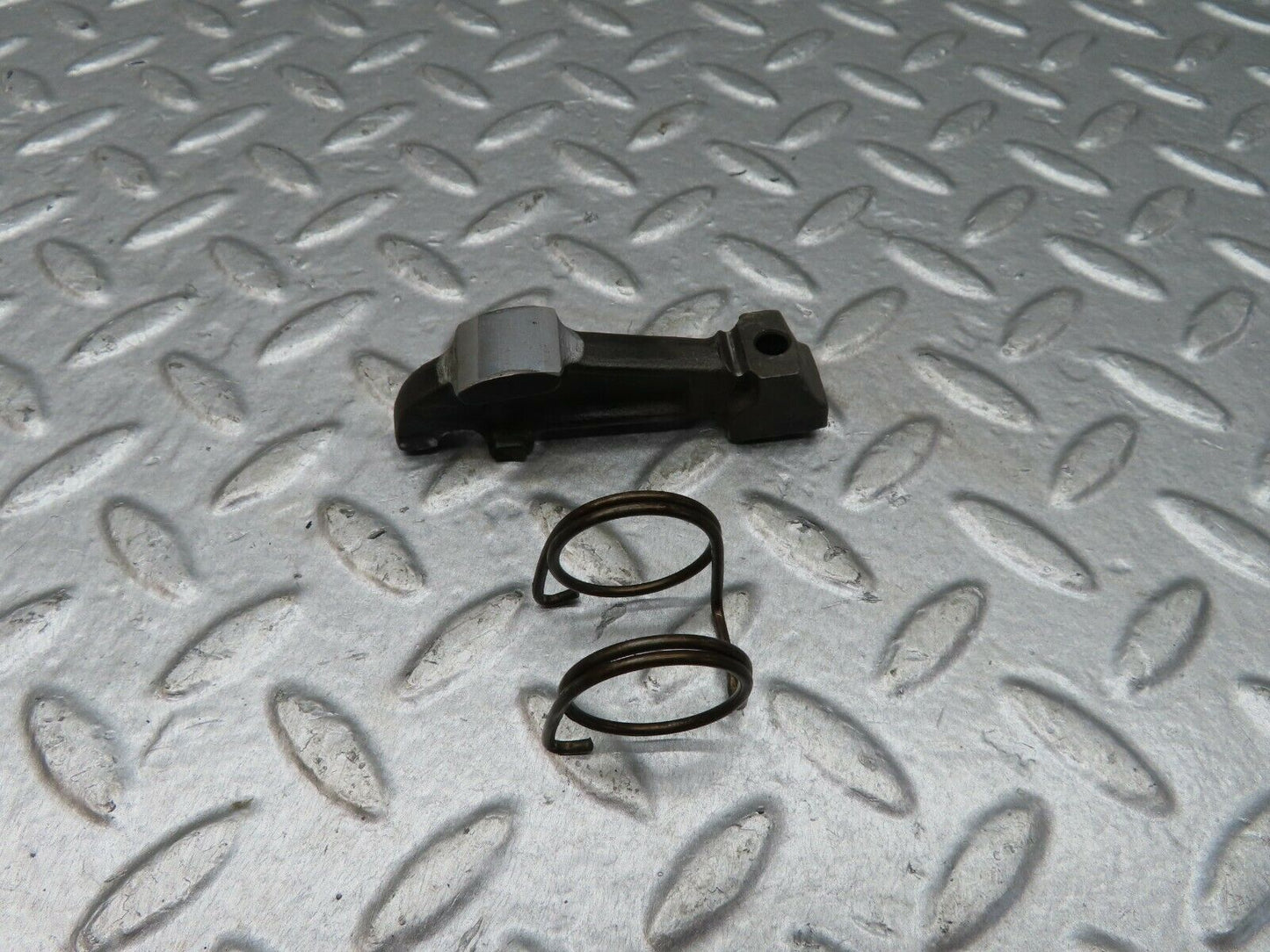 18062 Mercedes-Benz W123 200 Valve Rocker Arm With Retaining Spring