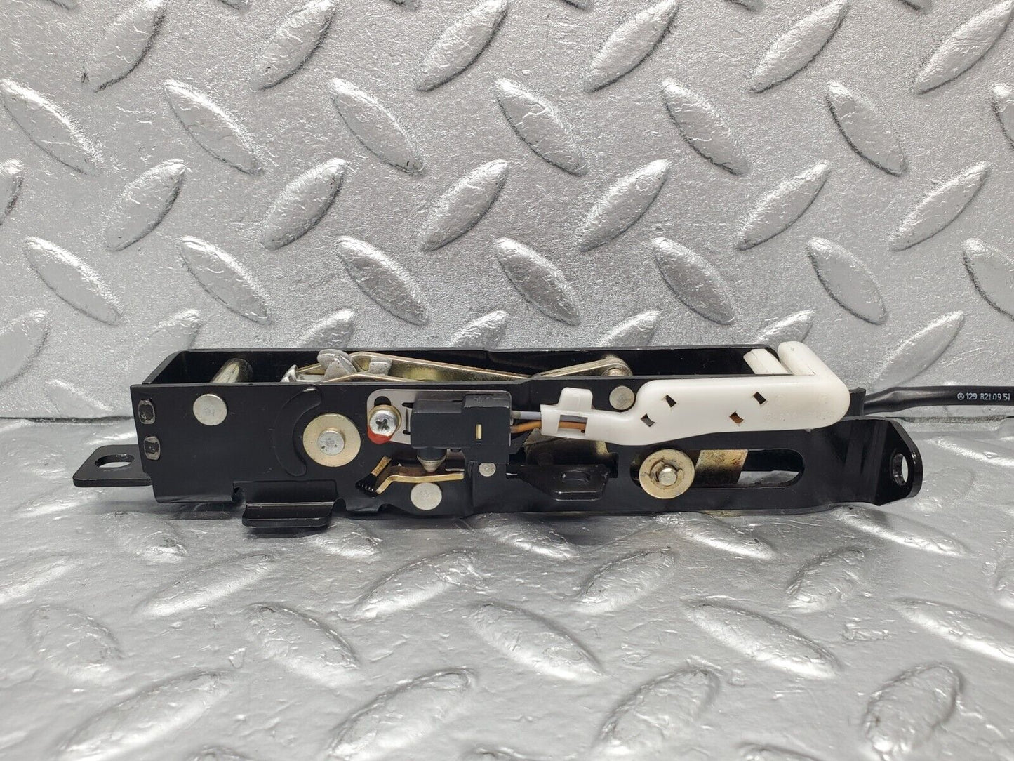 46944 Mercedes-Benz R129 320SL Coupe Soft Top Lock Latch Left 1298000774 1298210951