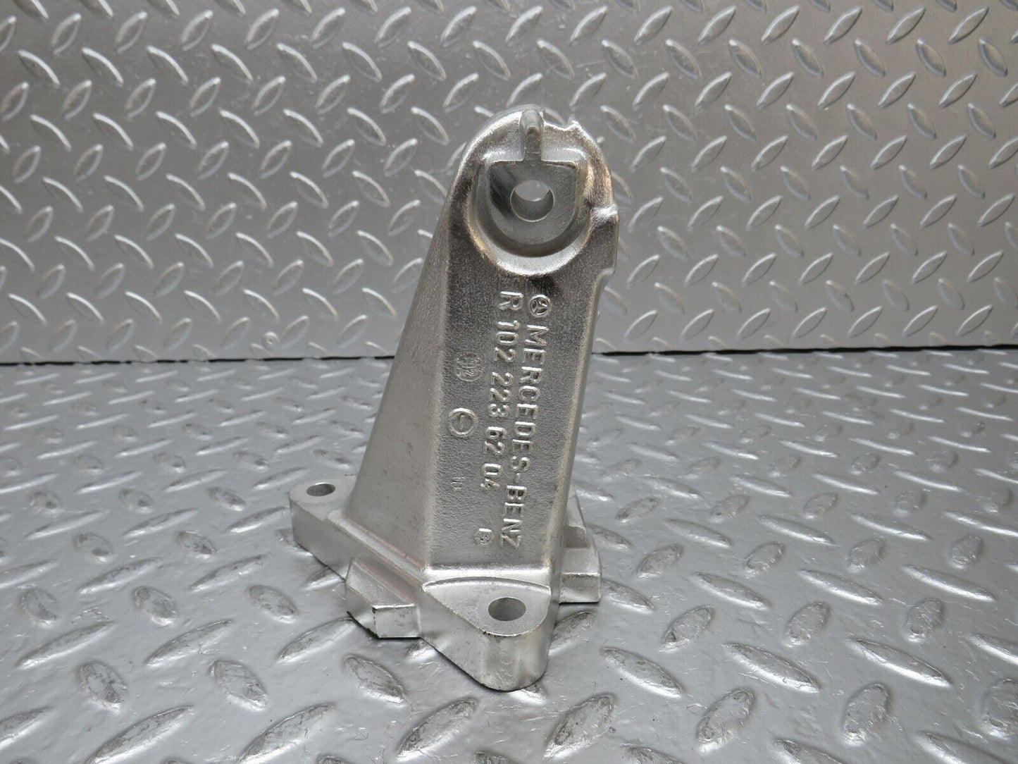 31768 Mercedes-Benz W201 190LE 1.8L Engine Mount Bracket Right Side 1022236204