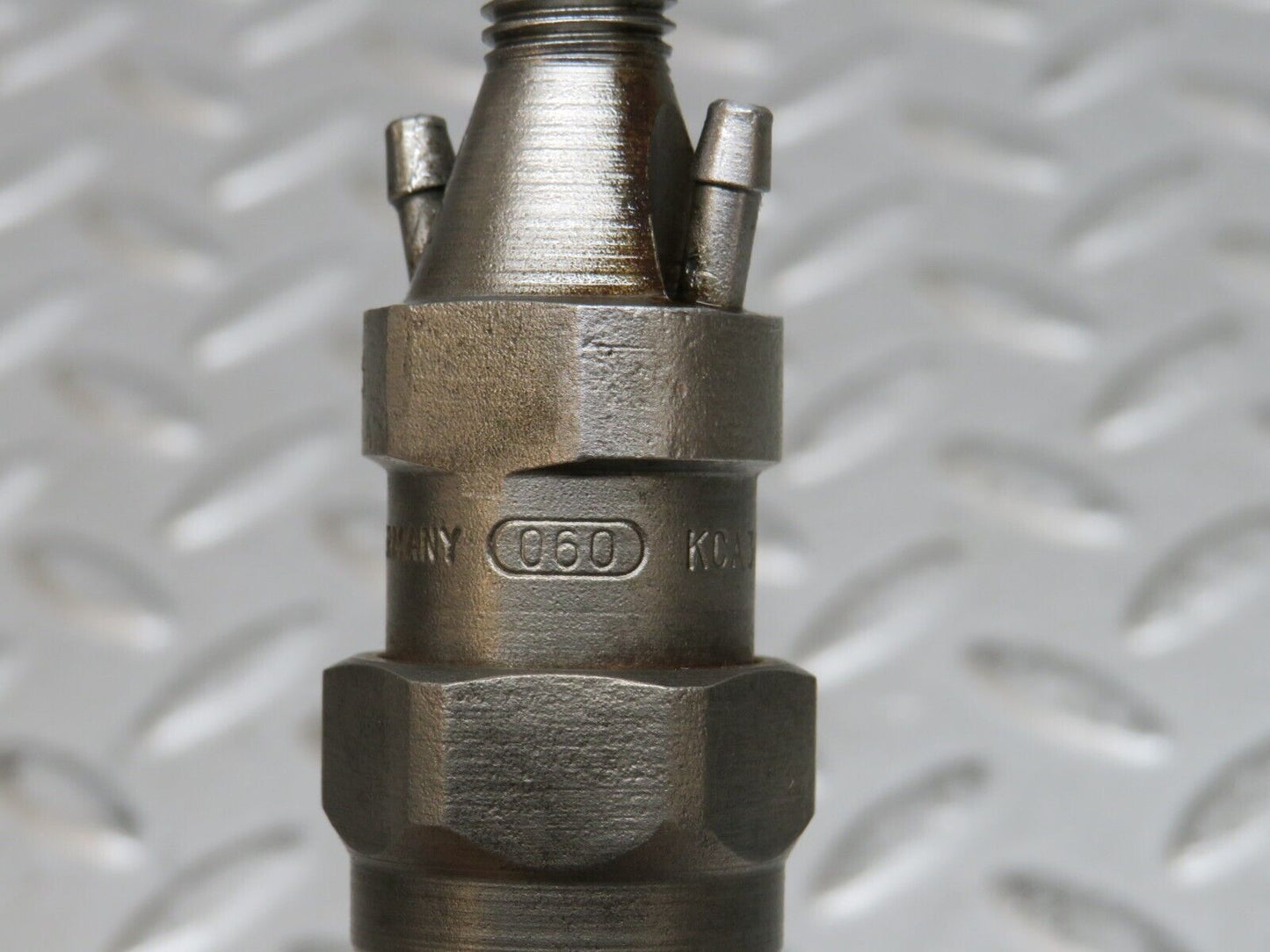 28504 Mercedes-Benz S123 240D Wagon Fuel Injector Bosch KCA30S35/4