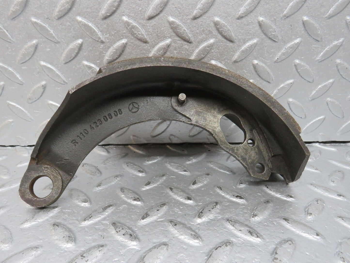 40502 Mercedes-Benz W110 230 Rear Brake Shoes 1104230808 1104230708