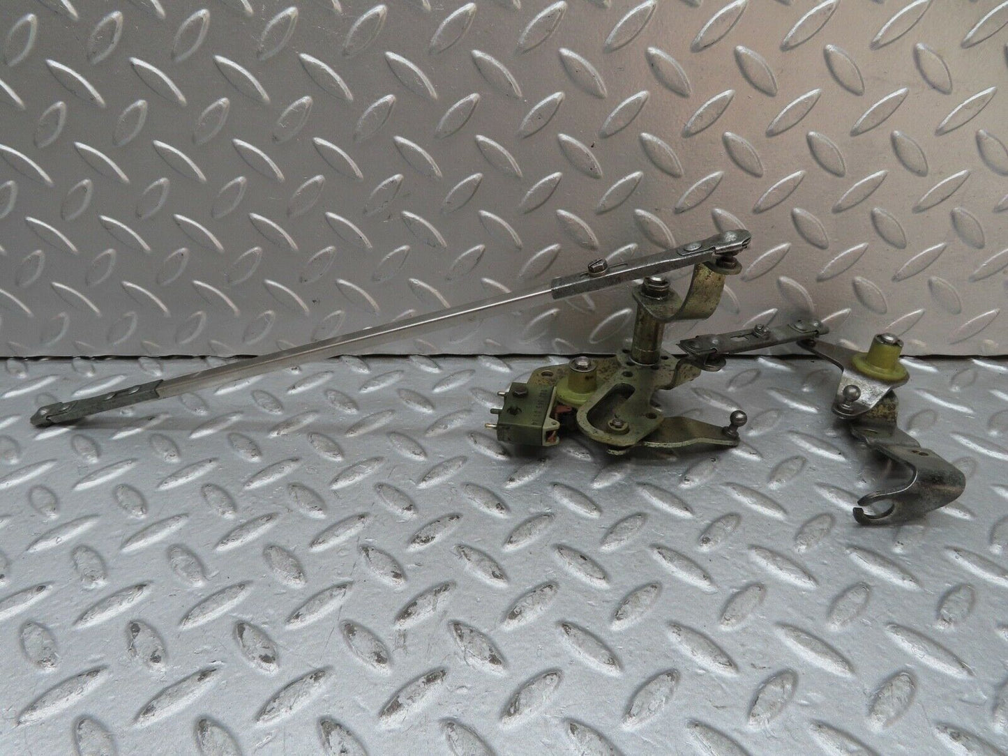 16911 Mercedes-Benz C123 280CE Coupe Throttle Linkage 0025450114