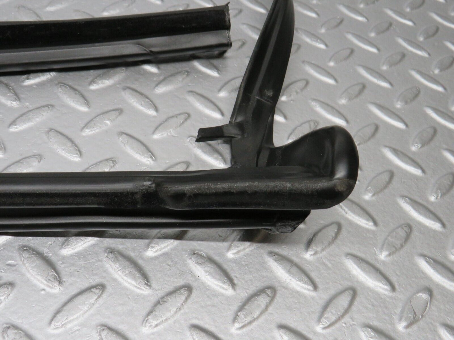 38606 Mercedes-Benz R129 280SL Coupe Front Windscreen Rubber Seal