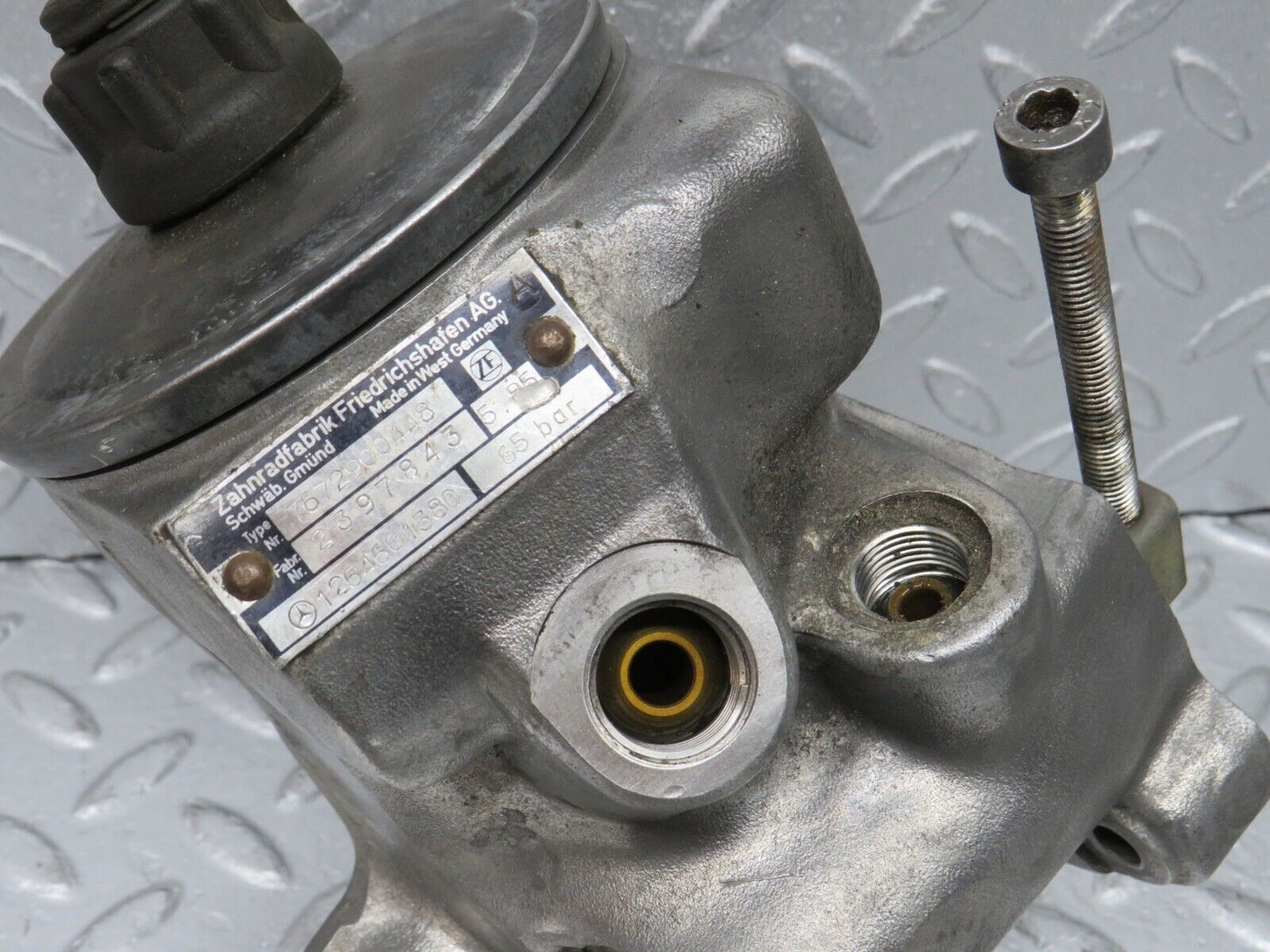 39224 Mercedes-Benz R107 500SL Power Steering Pump 1264601380 7672900448