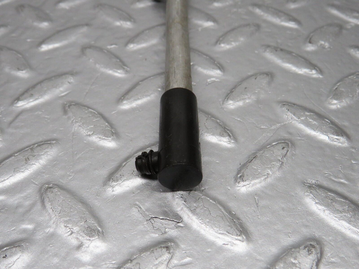 39157 Mercedes-Benz R107 500SL Camshaft Oil Tube