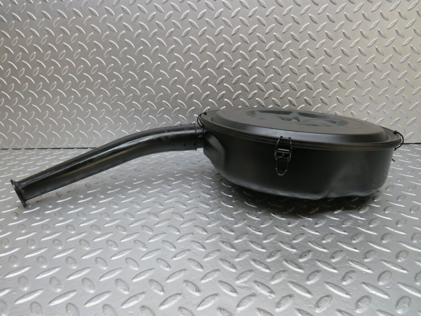 26943 Mercedes-Benz W123 240D Air Filter Box Housing 0110946602 0010949504