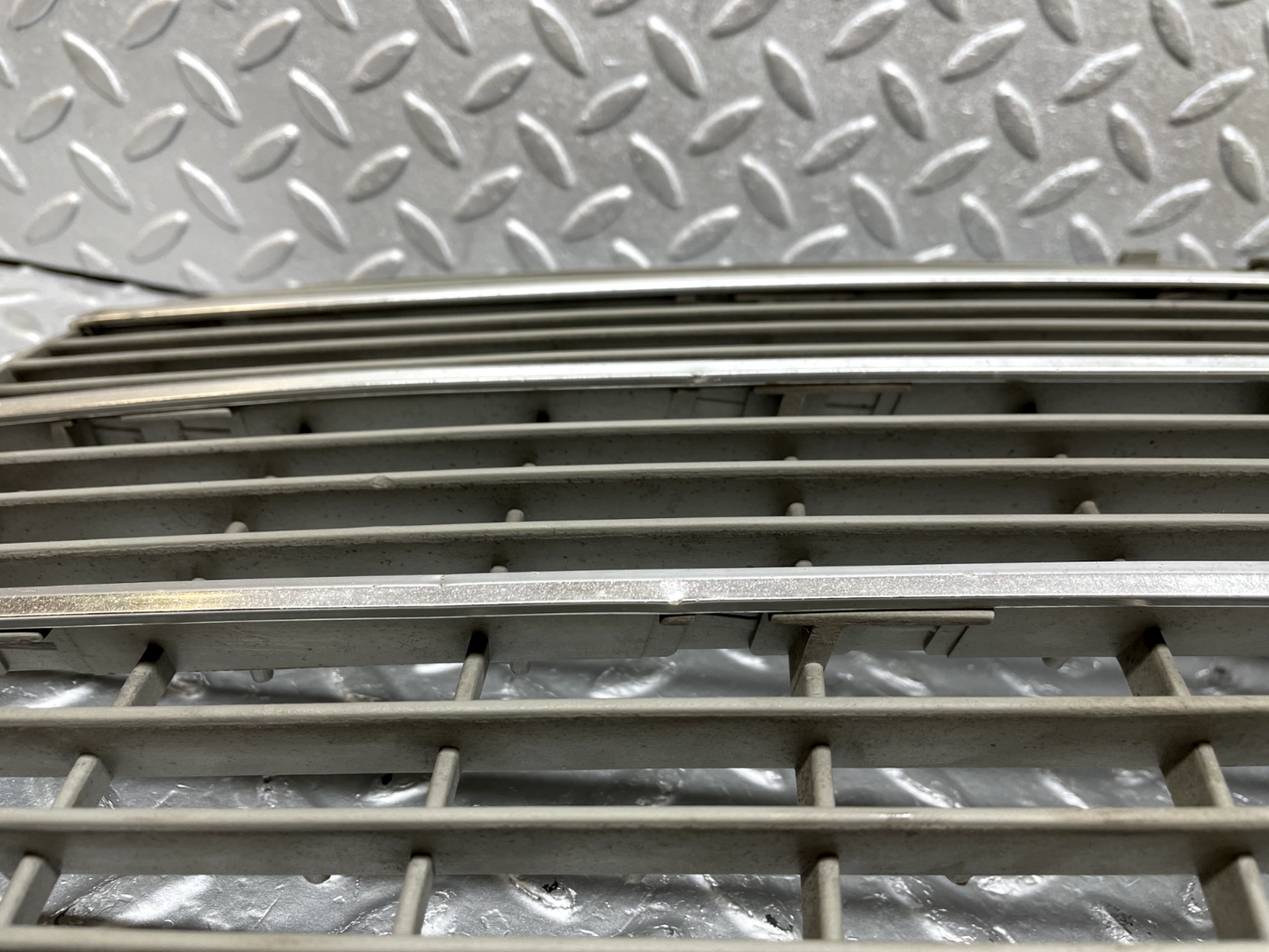 44249 Mercedes-Benz W123 280E Bonnet Grill 1238880923