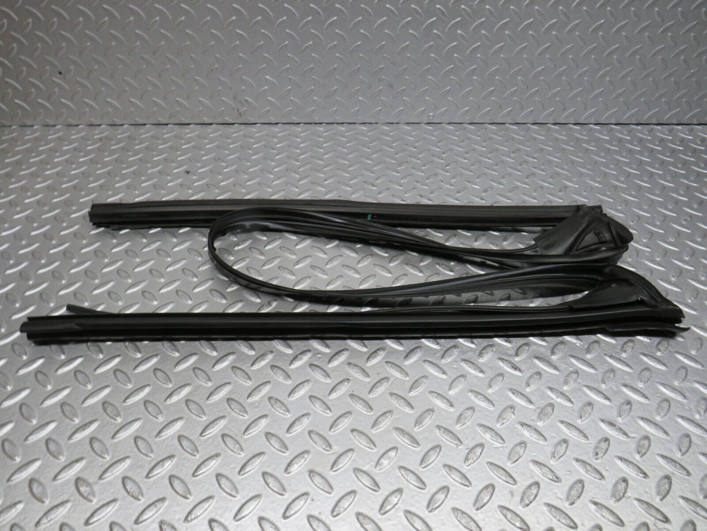 39677 Mercedes-Benz R129 320SL Coupe Front Windscreen Rubber Seal