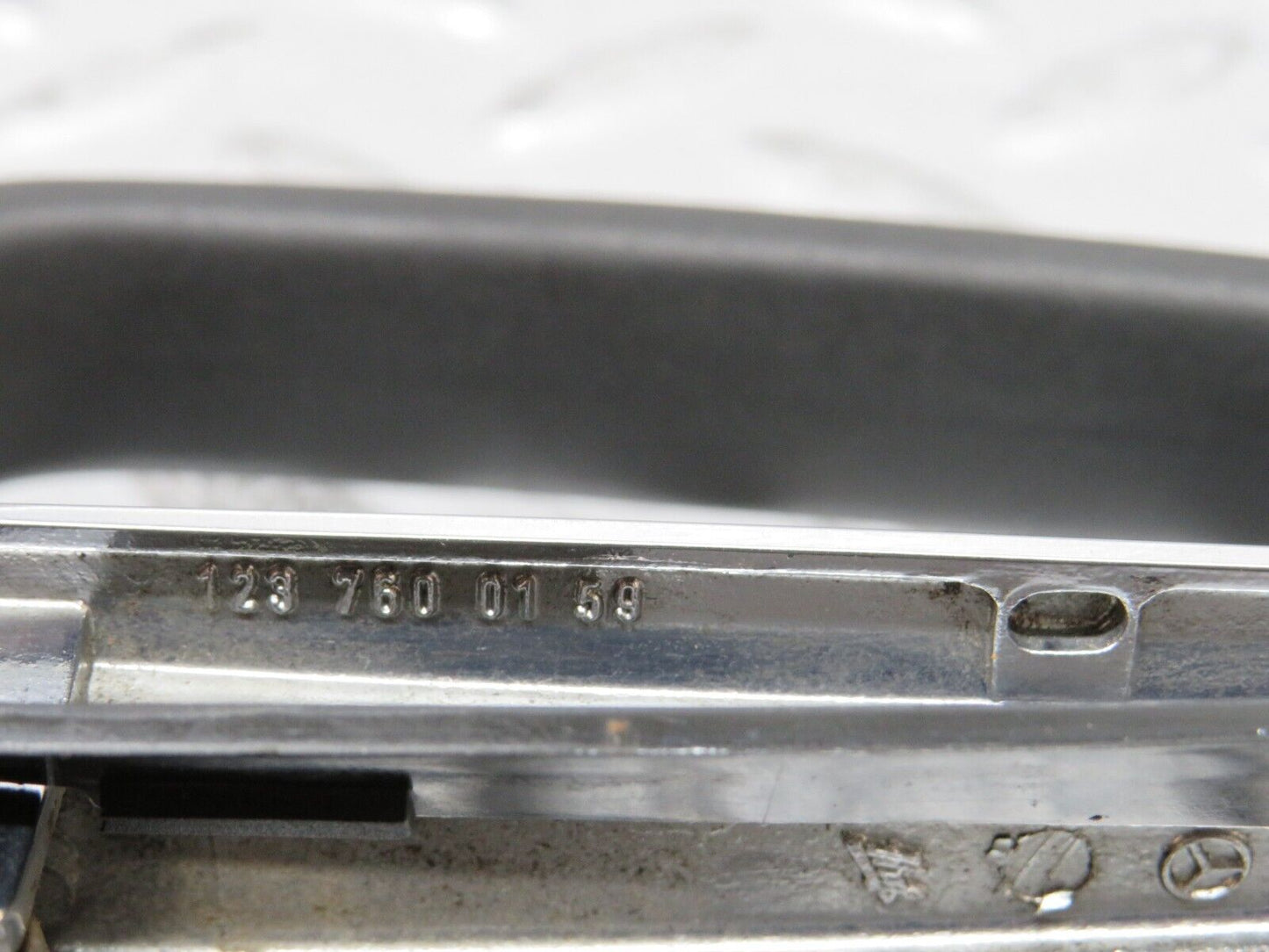 26986 Mercedes-Benz W123 240D Front Right Exterior Door Handle 1237600259