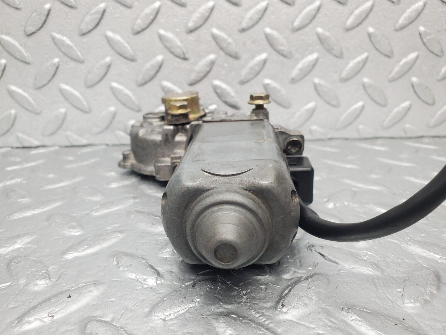 46136 Mercedes-Benz W124 Front Right Window Regulator Motor 0130821285