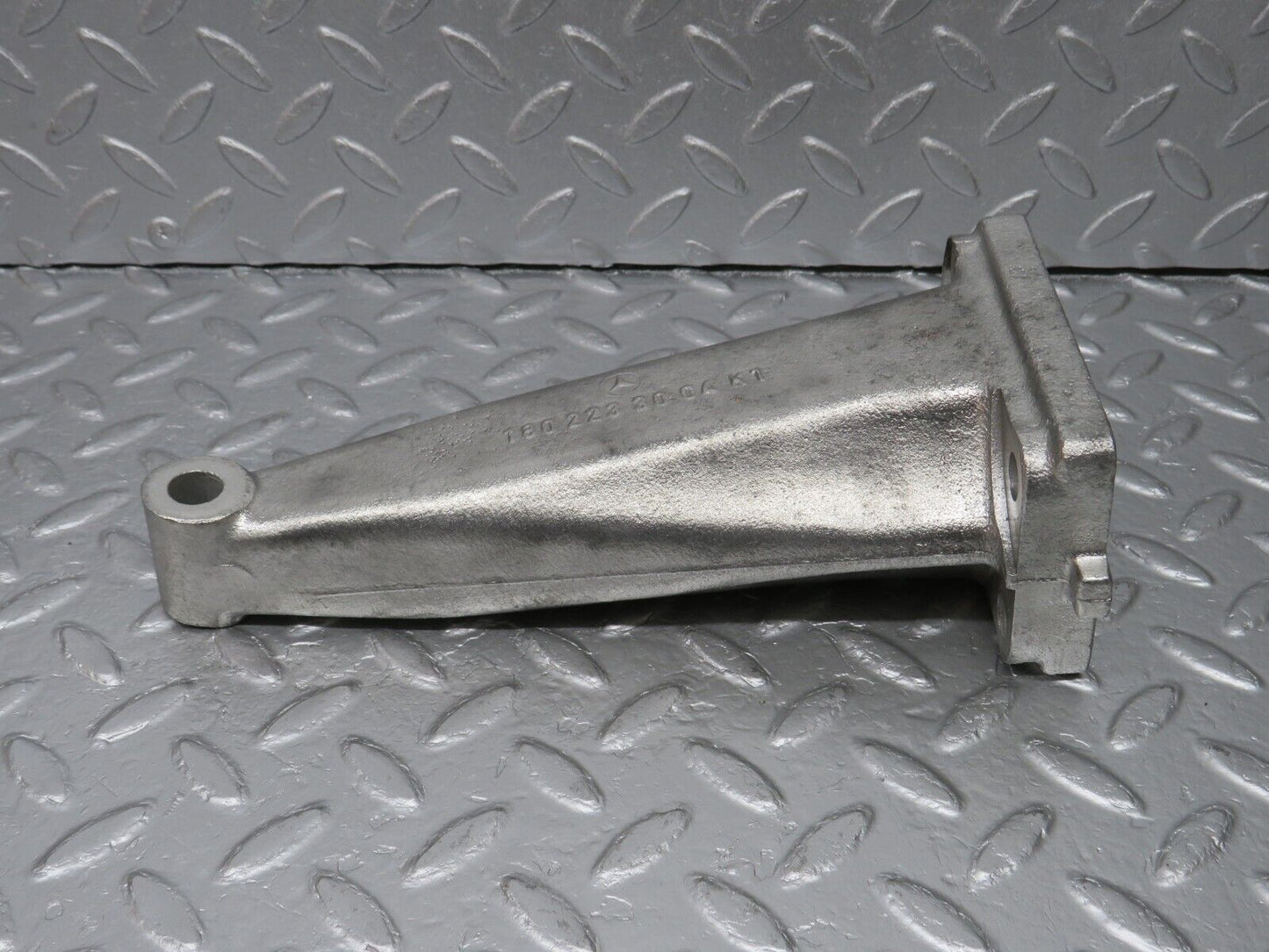 40300 Mercedes-Benz W110 230 Engine Mount Bracket Left Side 1802233004