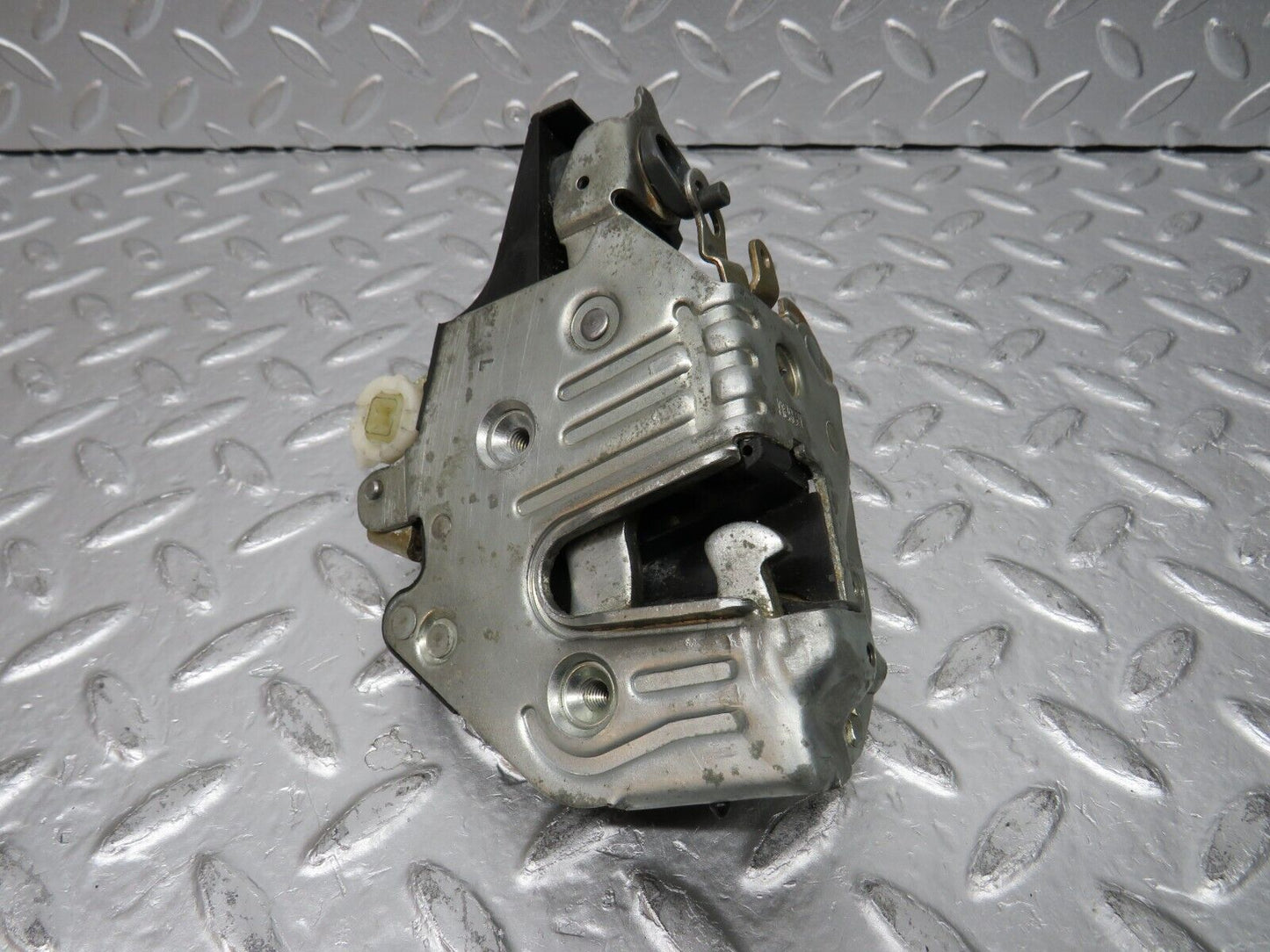 31392 Mercedes-Benz S124 220TE Wagon Front Left Door Lock Mechanism
