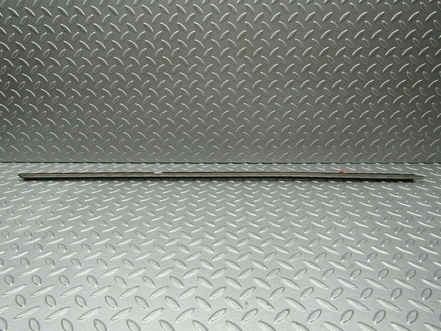 3335 Mercedes-Benz W115 220D Centre Door Chrome Trim Front Right