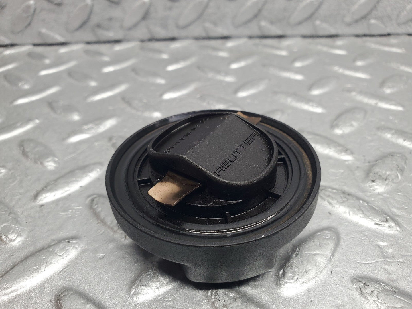 W124 Wagon oil filler cap used OEM