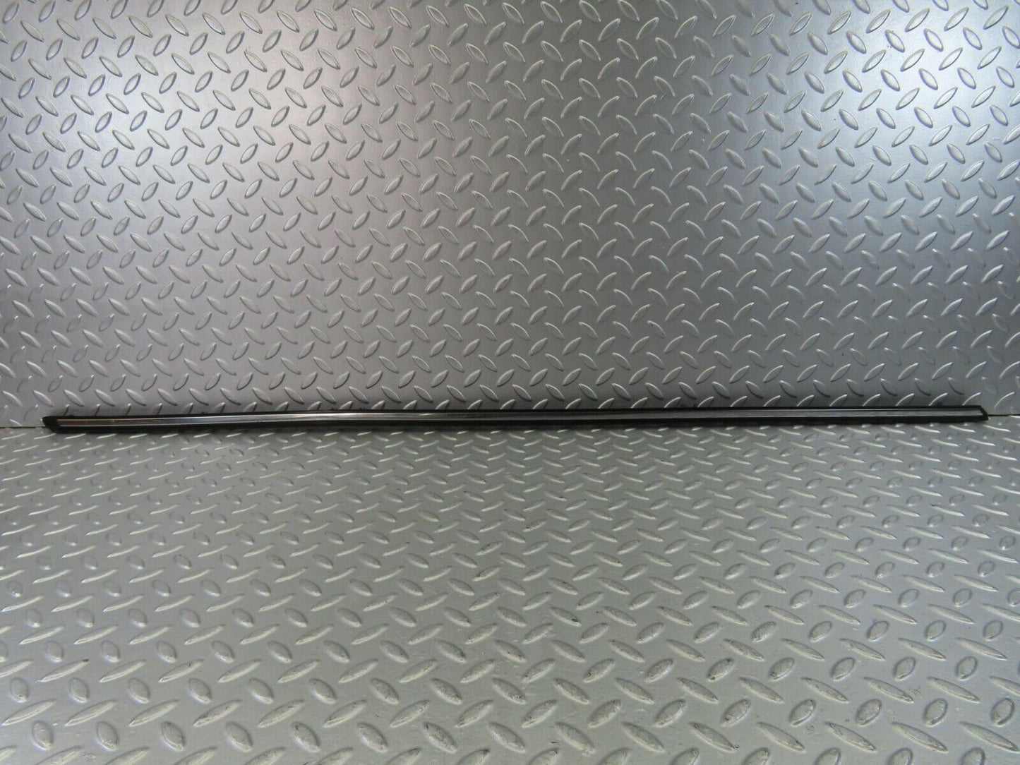 10264 Mercedes-Benz W123 Front Left Fender Wing Centre Moulding Trim