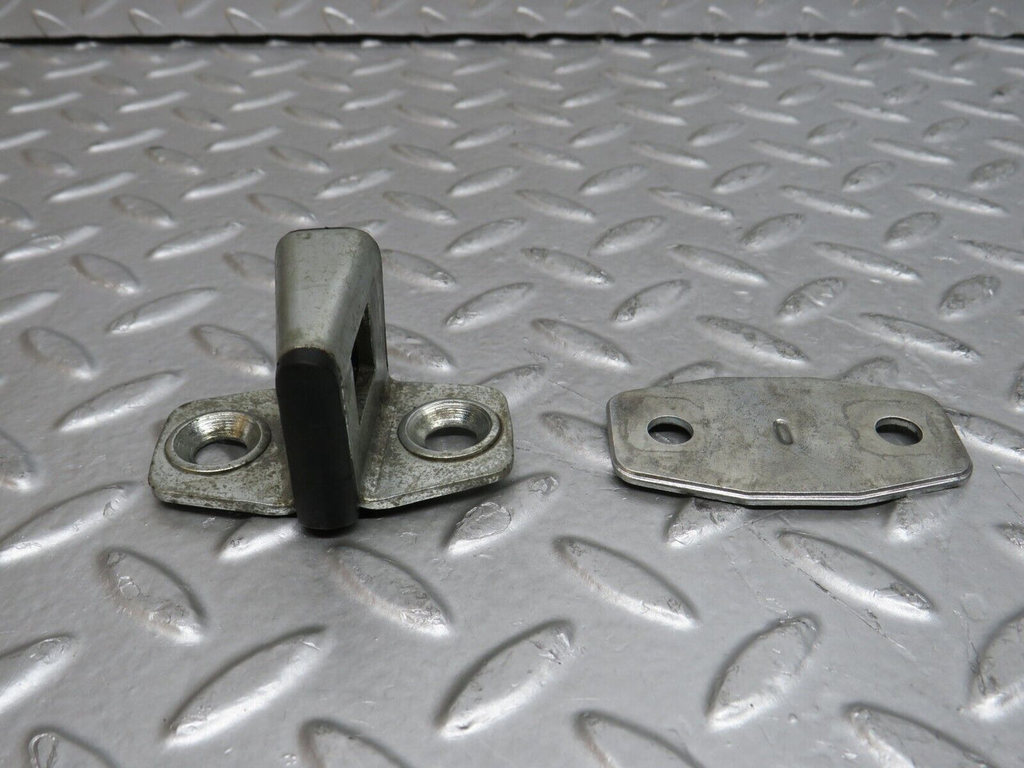 29572 Mercedes-Benz W124 230E Door Lock Latch