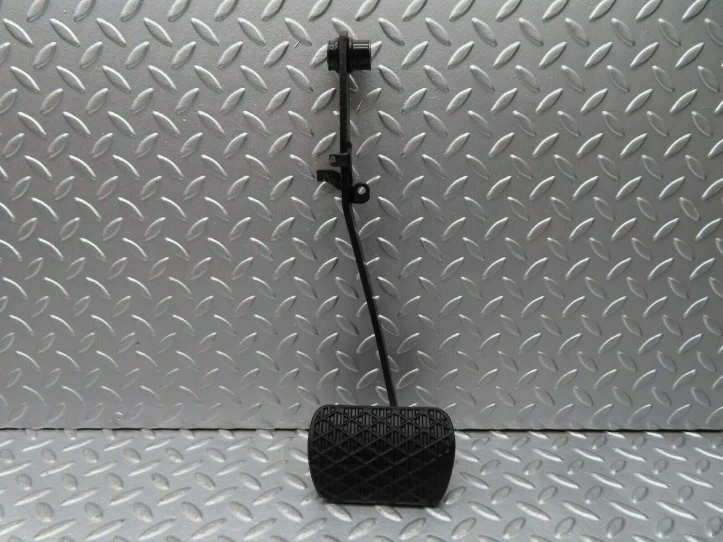 16362 Mercedes-Benz W124 260E Brake Pedal With Rubber 1232910082