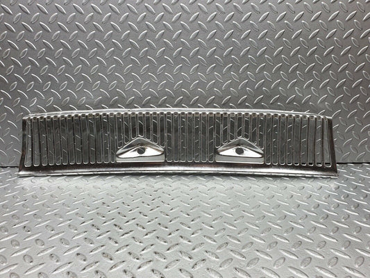 0160 Mercedes-Benz W116 350SE Air Intake Grill Chrome