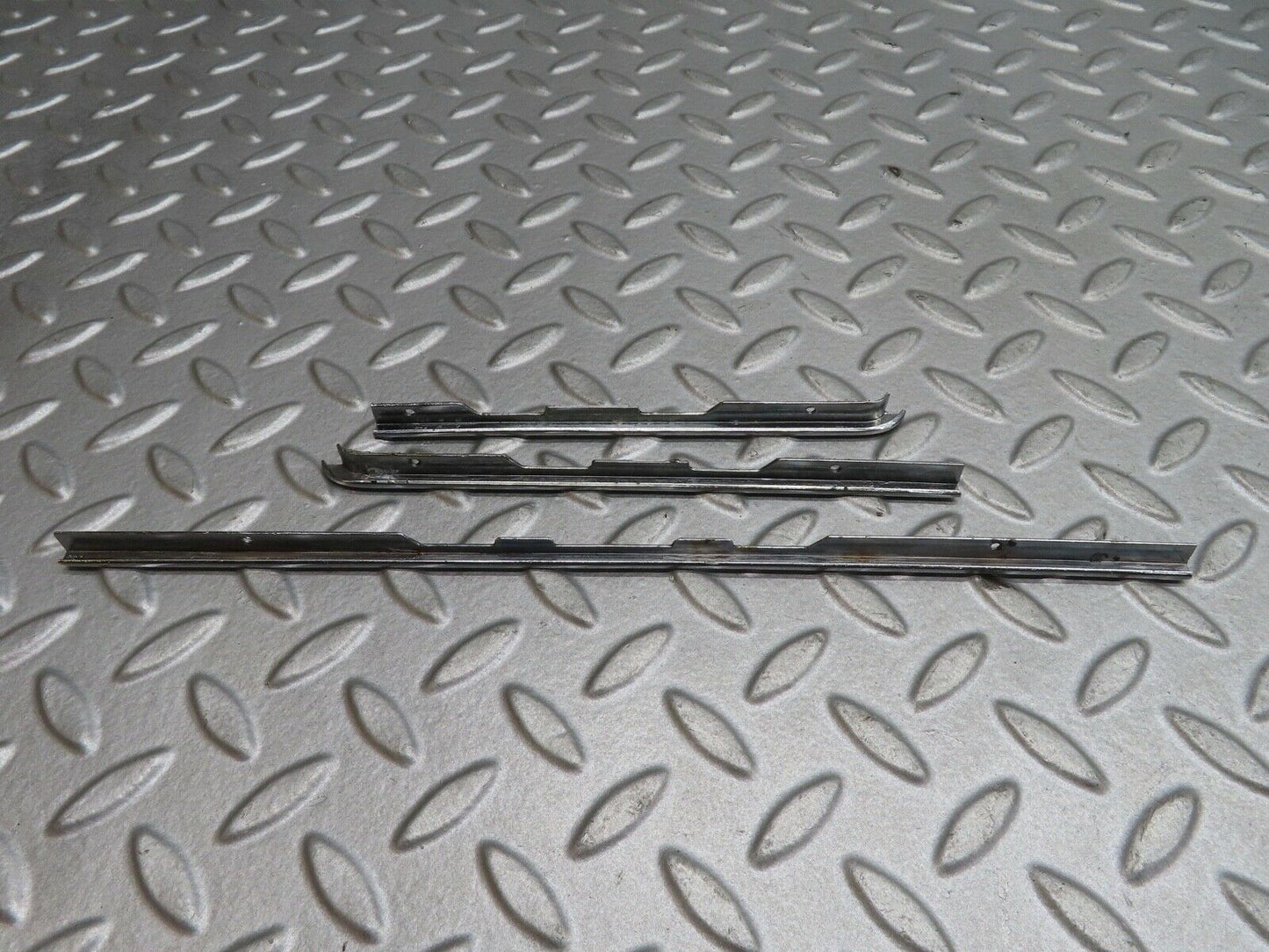 17886 Mercedes-Benz W116 450SEL Dashboard Chrome Trim