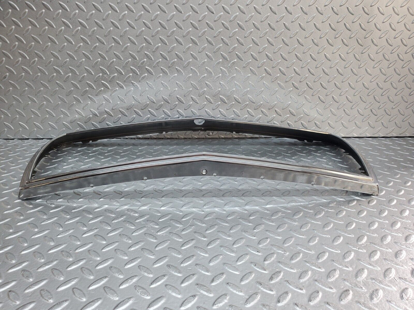 45724 Mercedes-Benz W126 420SE Bonnet Grill Chrome Frame