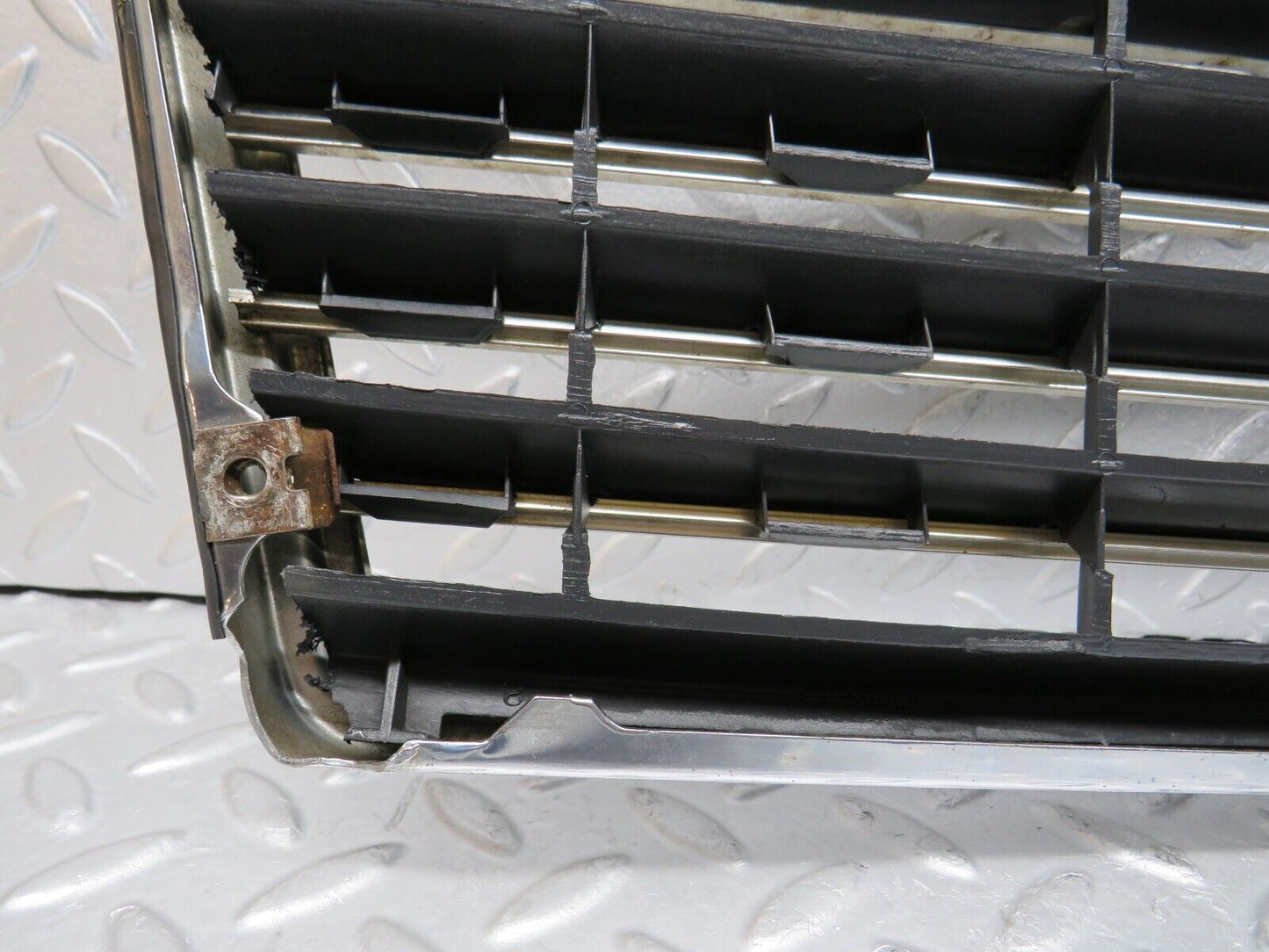 37840 Mercedes-Benz A124 320E Cabriolet Bonnet Grill Chrome 1408880323