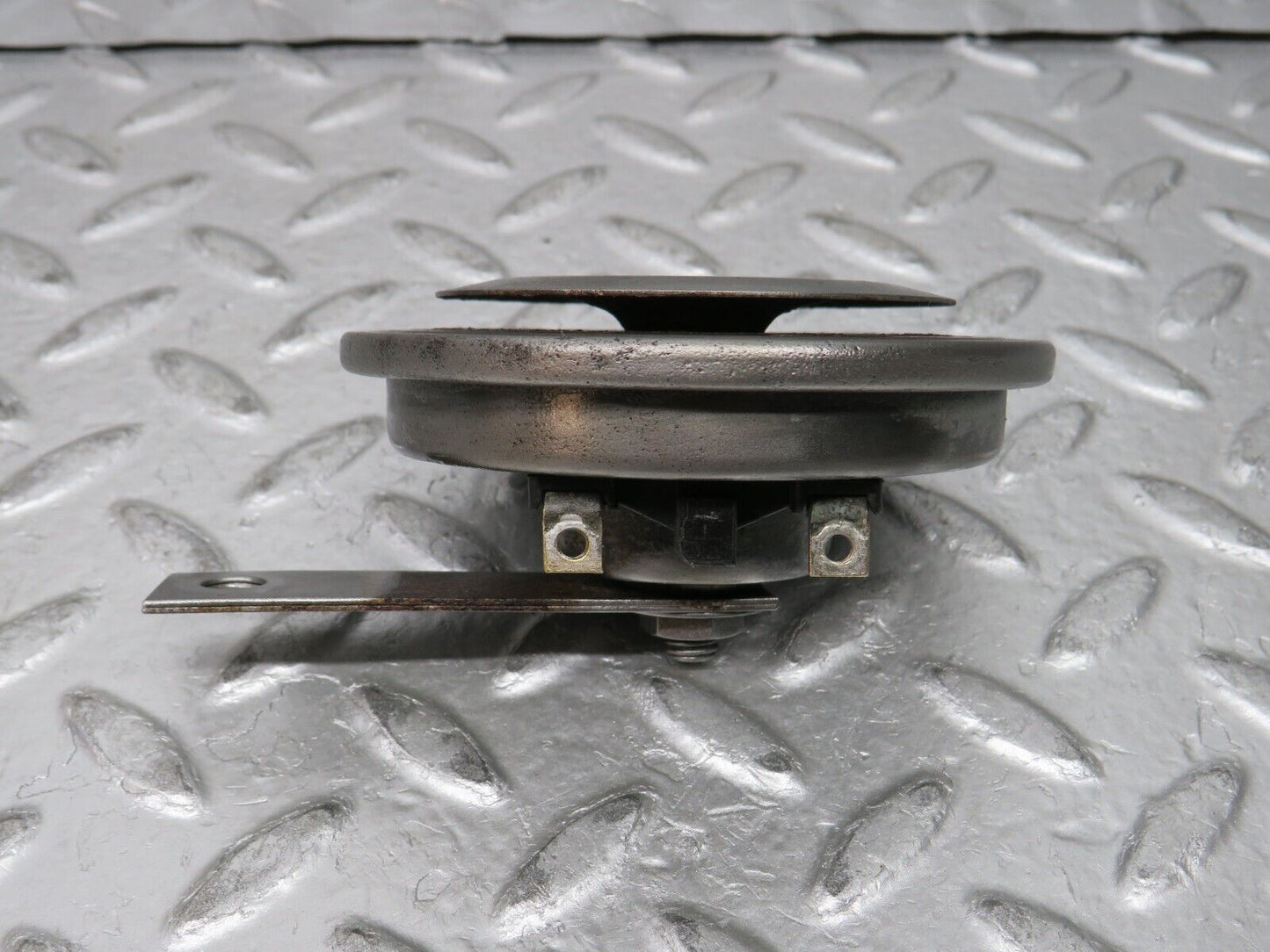 27992 Mercedes-Benz W123 280E Horn Hella 002952