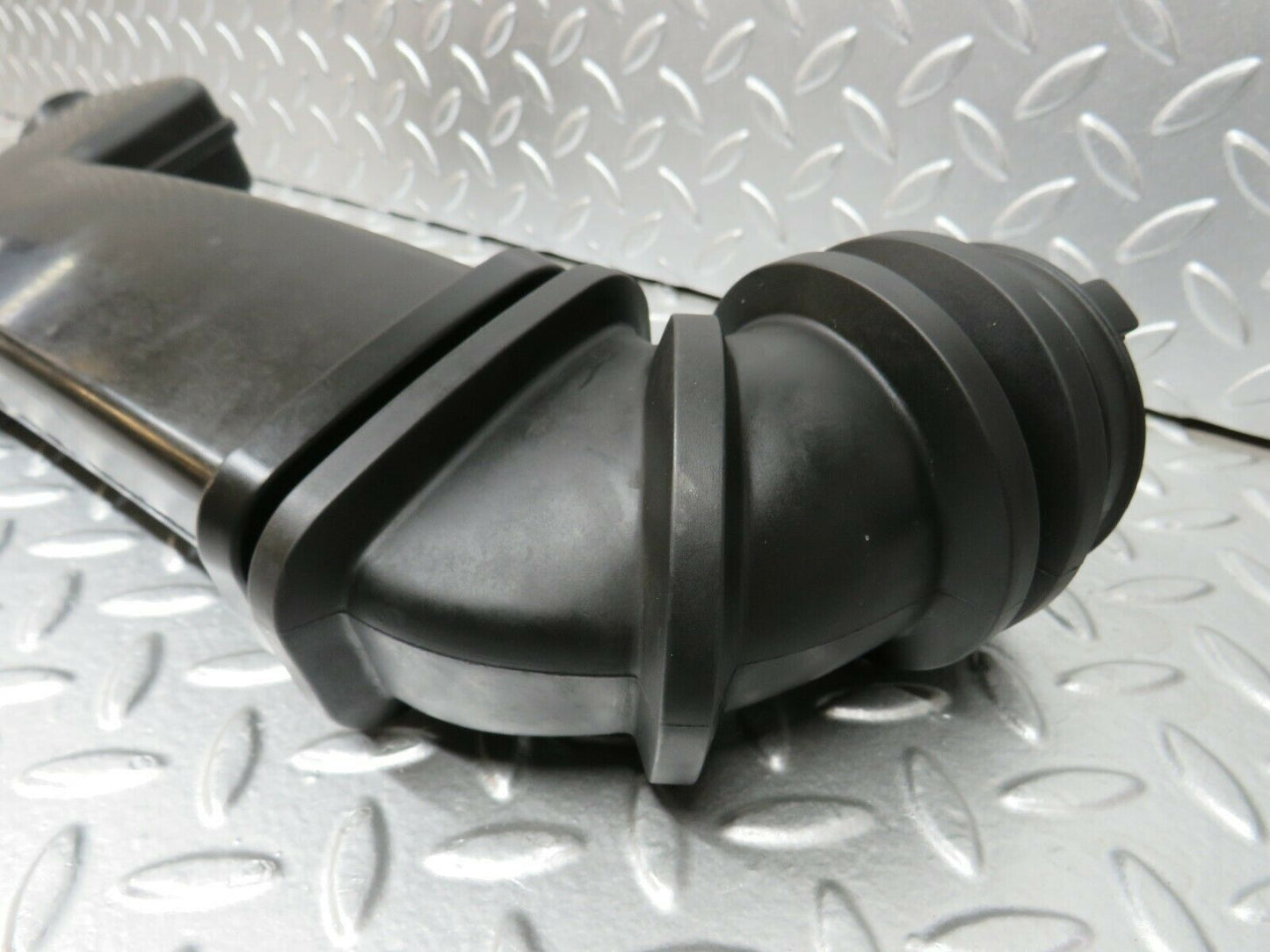 24268 Mercedes-Benz S124 220TE Wagon Air Intake Pipe 1111400012