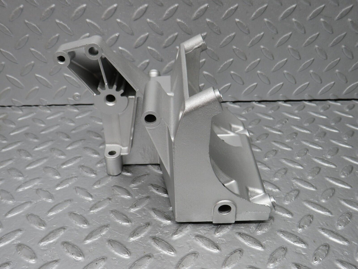 38135 Mercedes-Benz A124 320E Cabriolet Power Steering Pump Bracket 1031310935