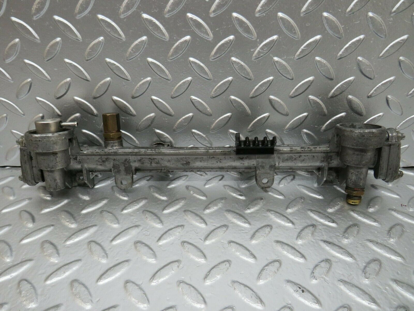 24414 Mercedes-Benz S124 220TE Wagon Fuel Injector Rail 1110780745
