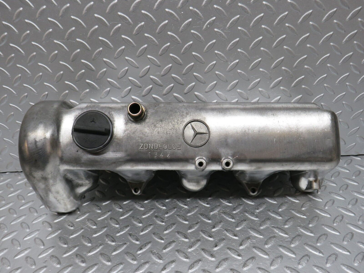 31134 Mercedes-Benz W123 200D Rocker Cover