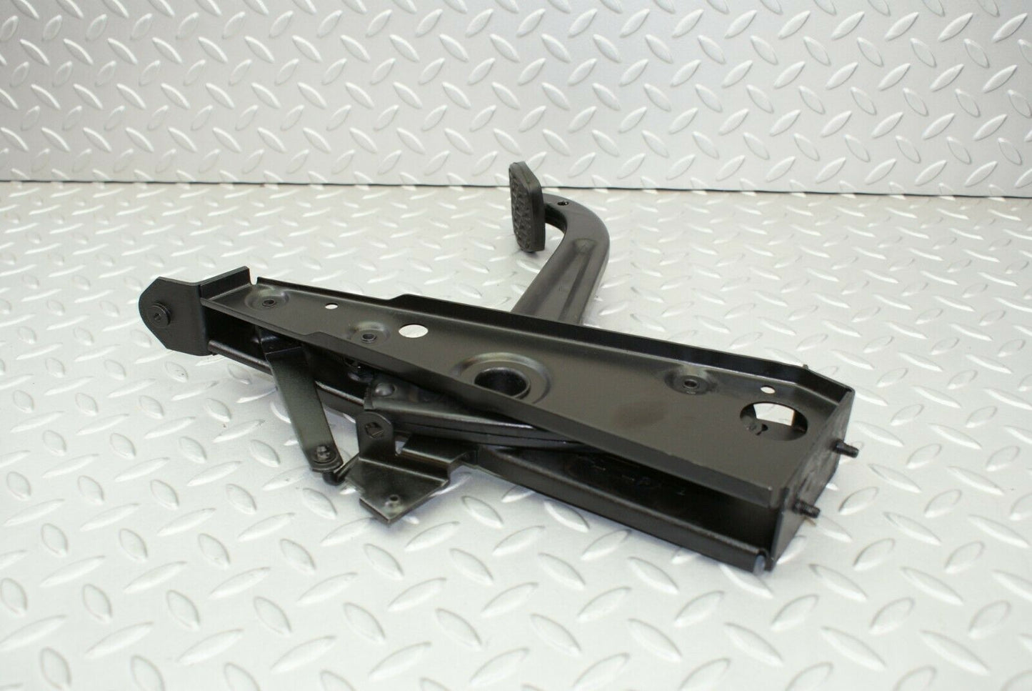 3167 Mercedes-Benz W115 220D Parking Brake Pedal Mechanism