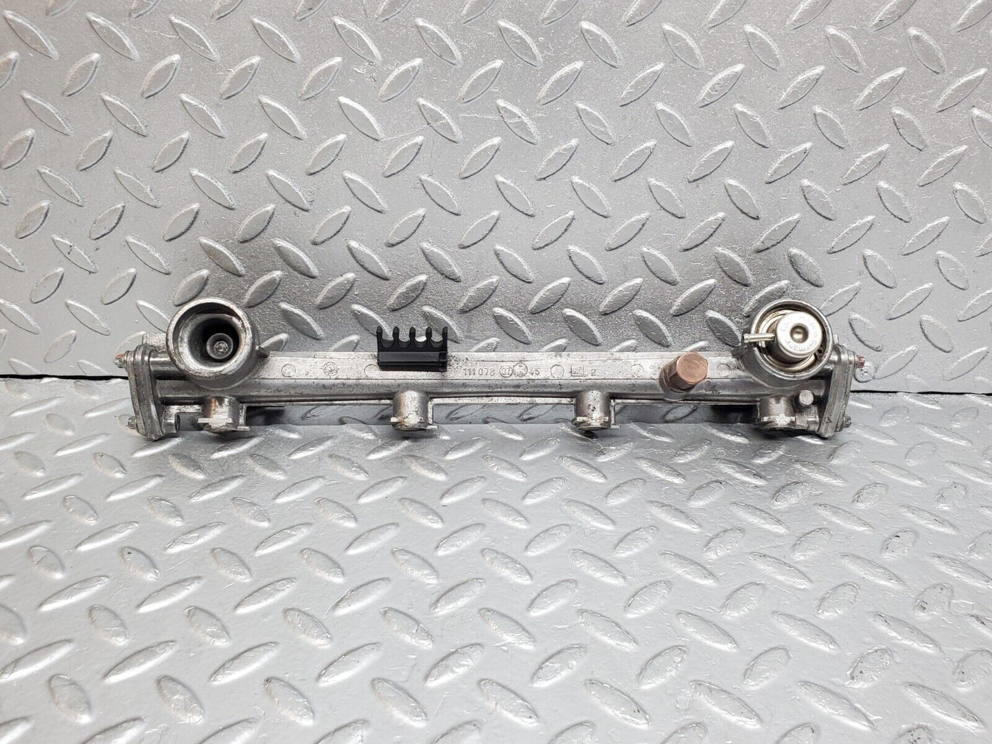 44733 Mercedes-Benz W124 220E Fuel Injector Rail 1110780745