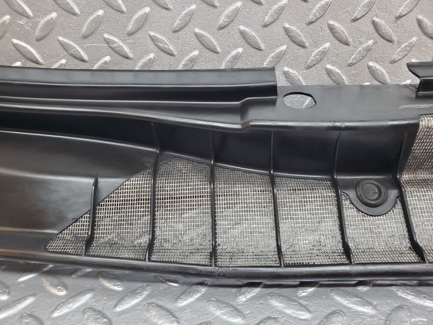45707 Mercedes-Benz W126 420SE Windscreen Wiper Cover Grill 1268300413 1268300313