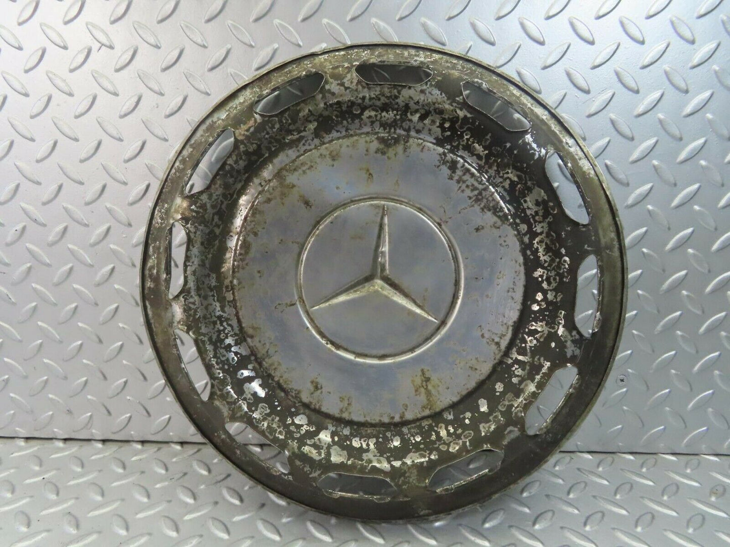 8412 Mercedes-Benz Vintage Wheel Trim Hub Cap 14