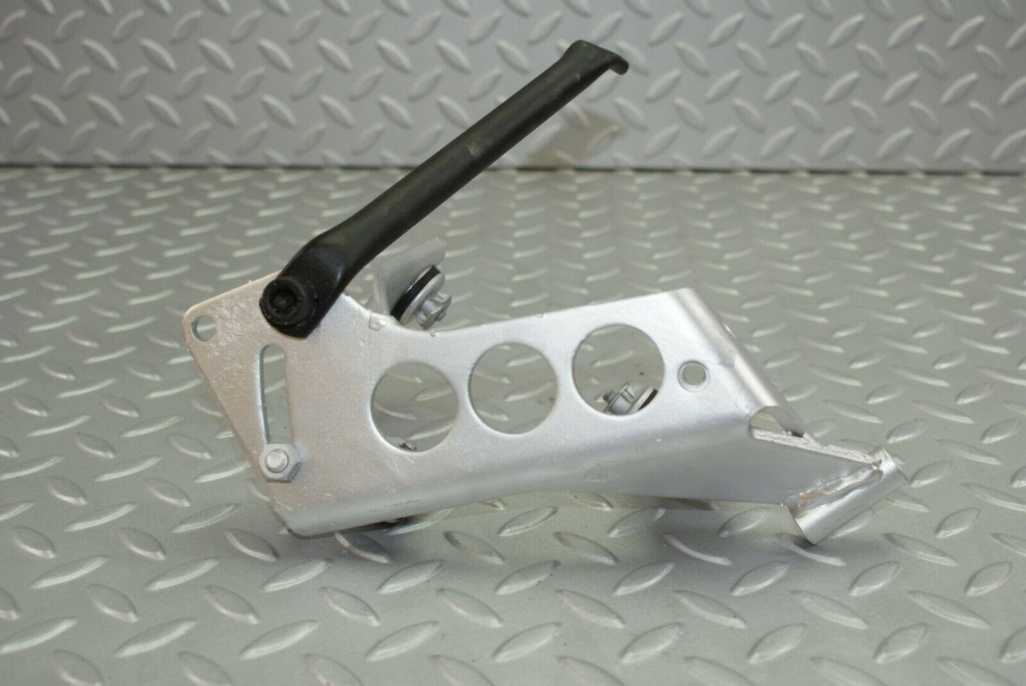 2999 Mercedes-Benz C123 280CE Coupe Power Steering Pump Holder Bracket