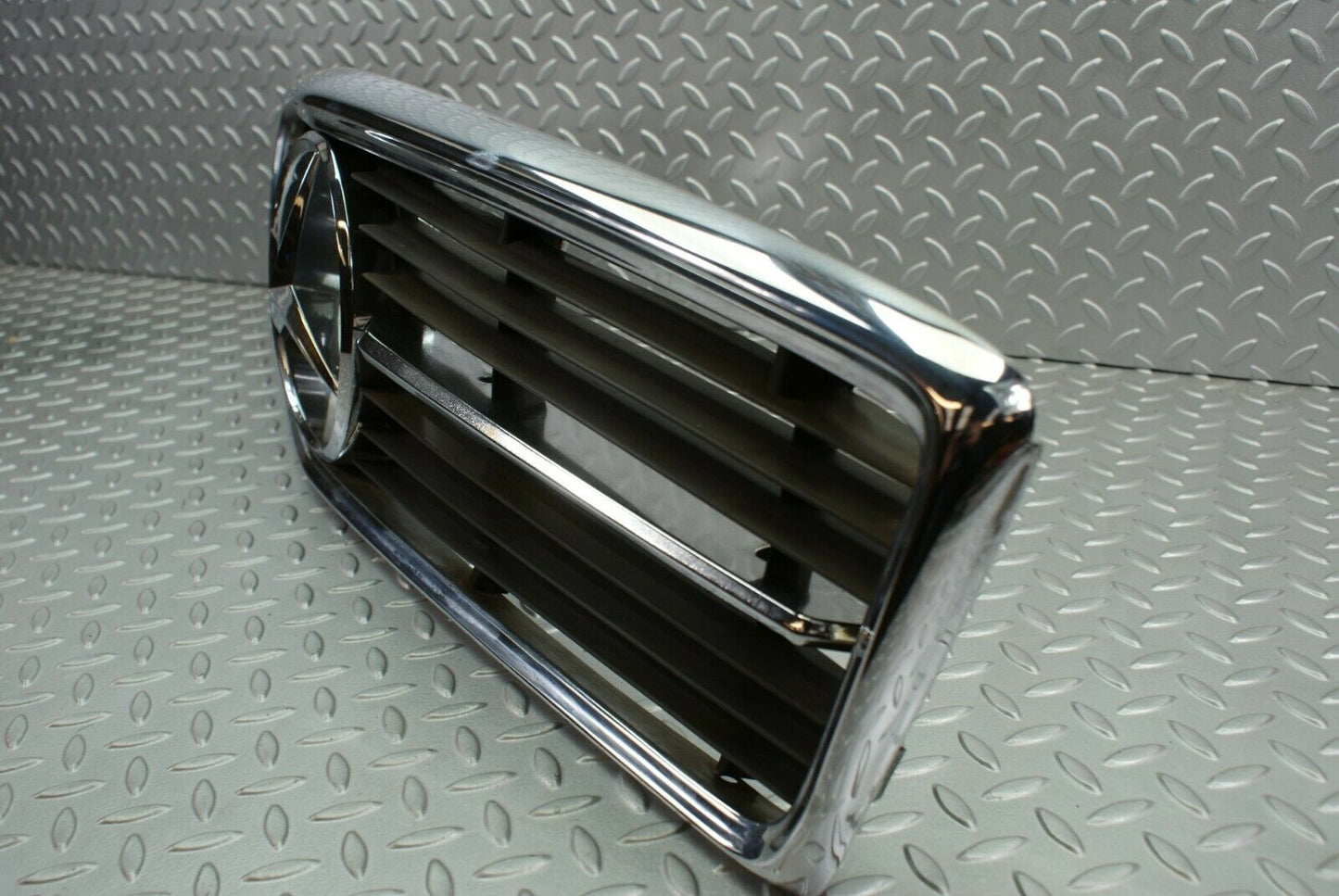 2711 Mercedes-Benz C107 350SLC Coupe Bonnet Grill Chrome