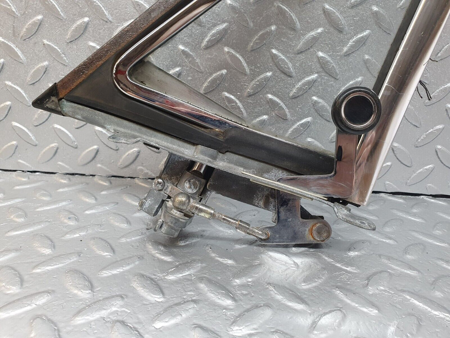 43225 Mercedes-Benz W108 280SE Front Right Quarter Window