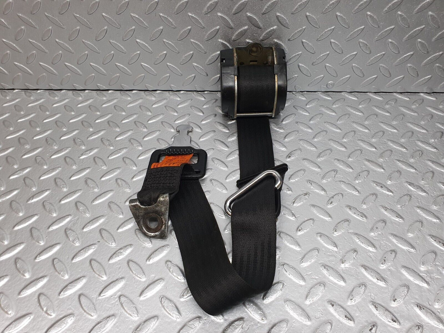 40820 Mercedes-Benz W123 300D Rear Seat Belt Set With Buckles 1238607885 1238607185 1238604969