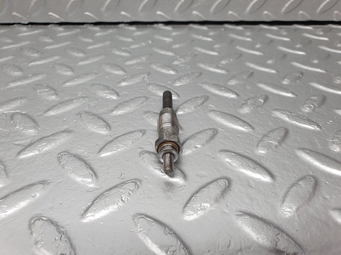 40846 Mercedes-Benz W123 300D Glow Plug Beru 0100221107