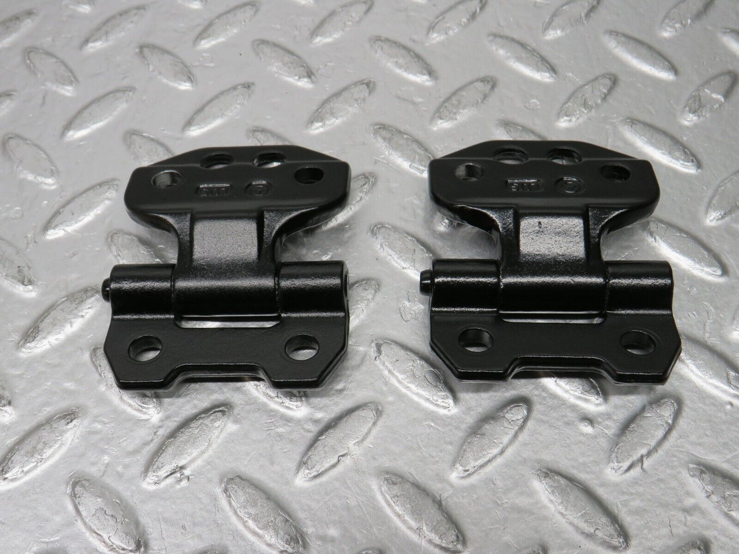 30392 Mercedes-Benz W124 230E Left Door Hinge Pair