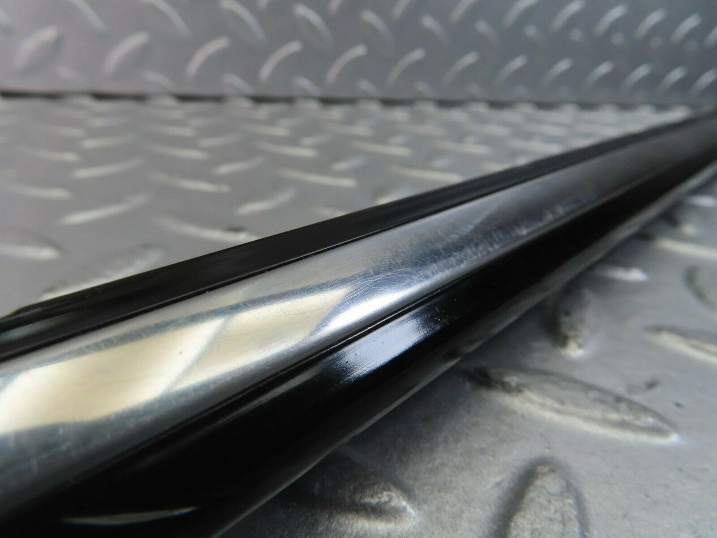 10257 Mercedes-Benz W123 Front Left Door Centre Moulding Trim