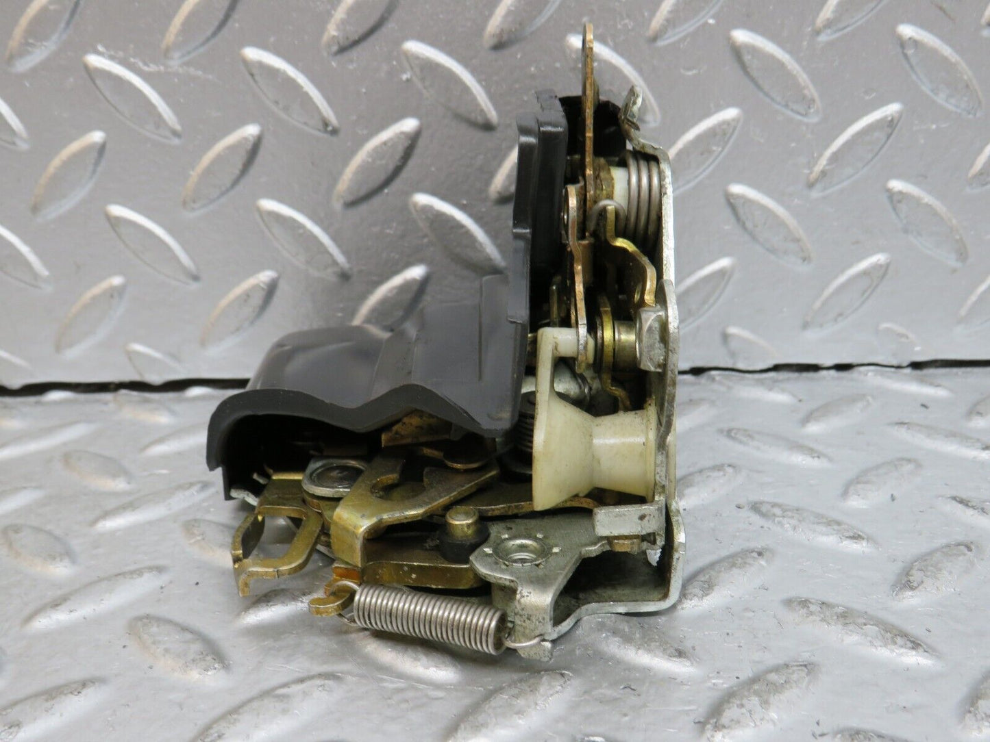 29667 Mercedes-Benz W123 230E Front Right Door Lock Mechanism 1237230208