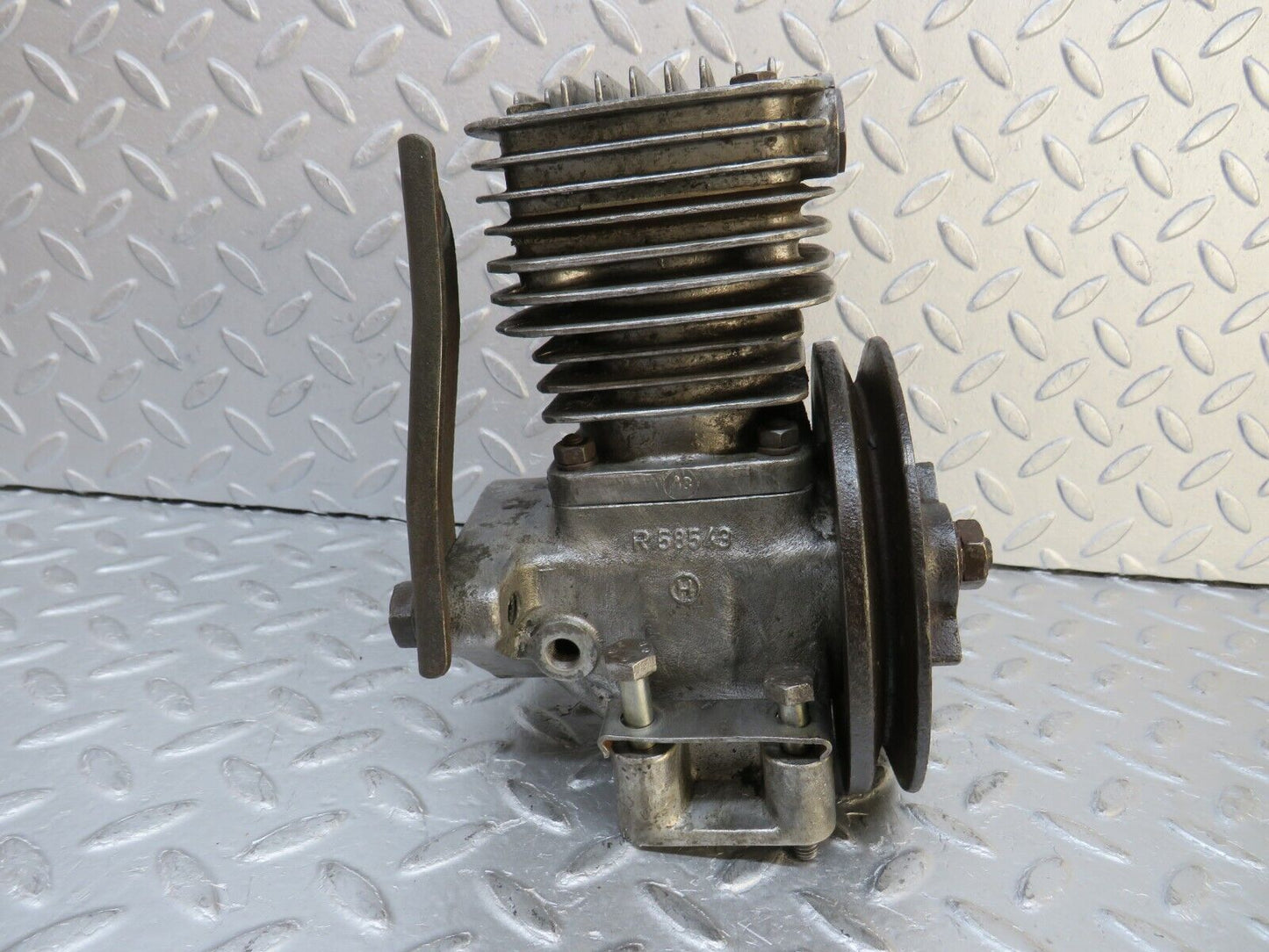 37590 Mercedes-Benz W109 300SEL Air Suspension Compressor R58543