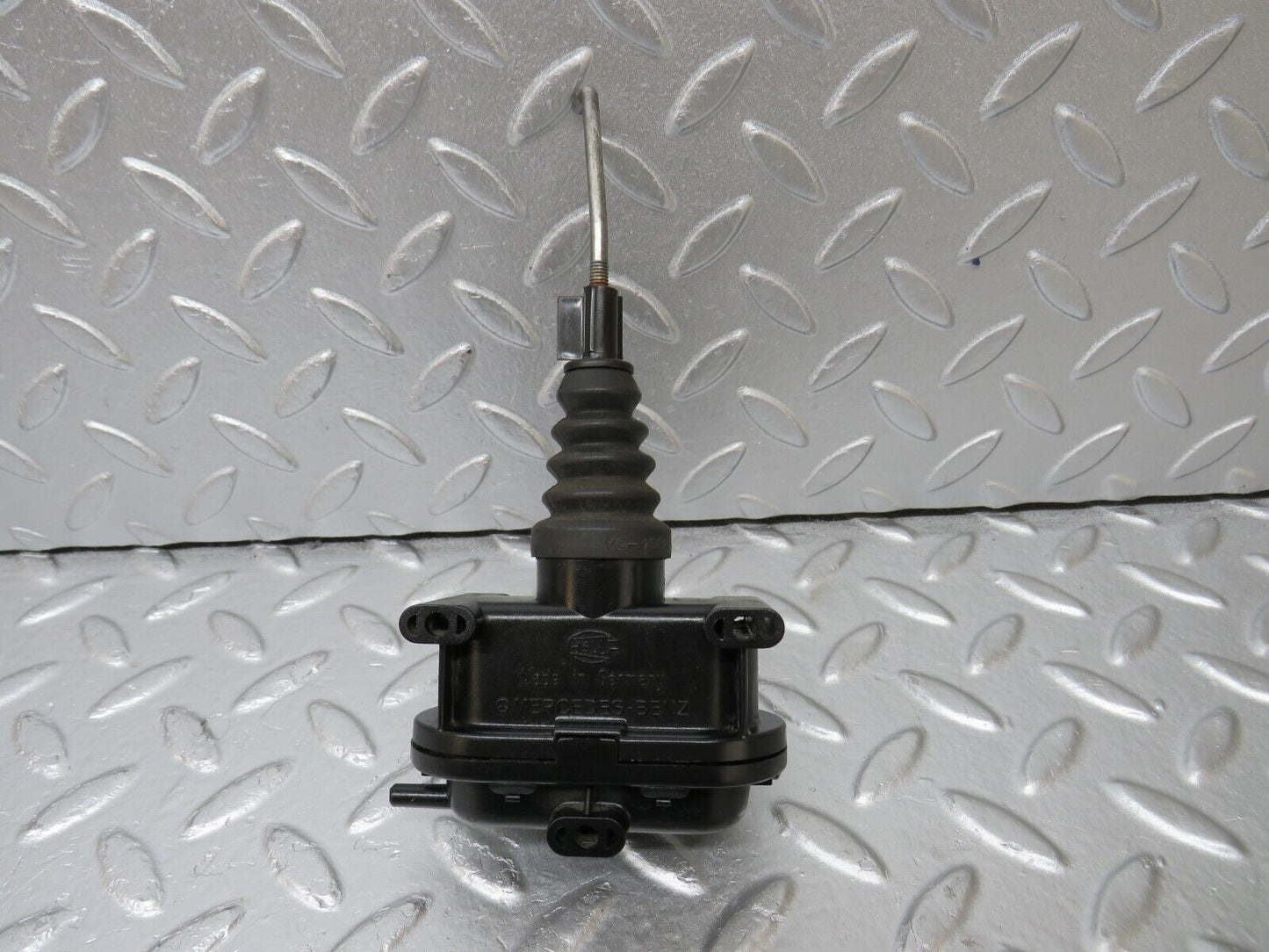 34332 Mercedes-Benz C126 380SEC Coupe Door Lock Vacuum Actuator Left Side