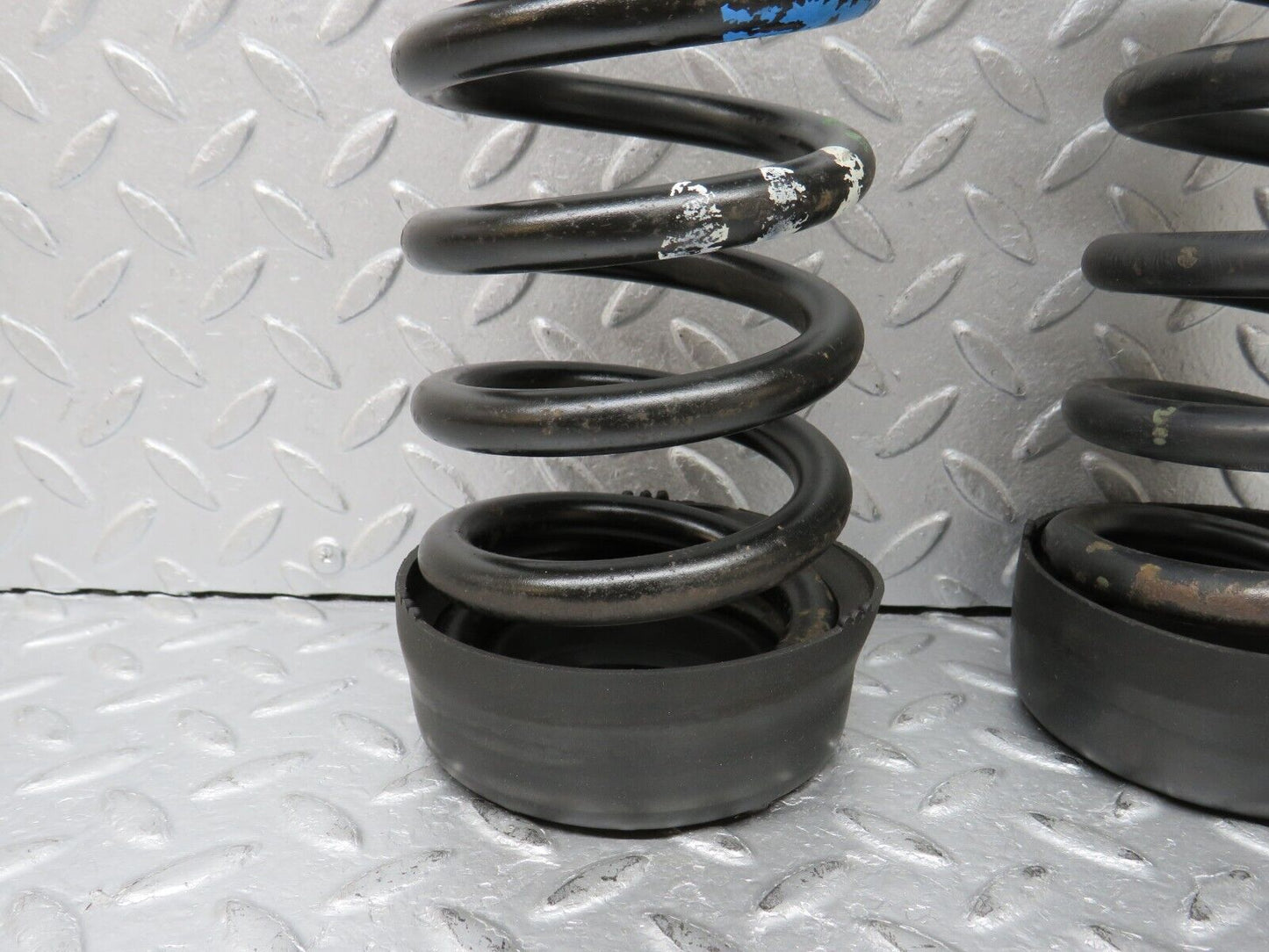 39021 Mercedes-Benz W201 190E 2.6L Rear Coil Spring Pair 2013243604