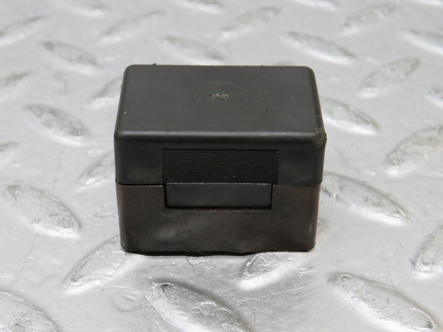 37322 Mercedes-Benz W109 300SEL Fuse Box Connector